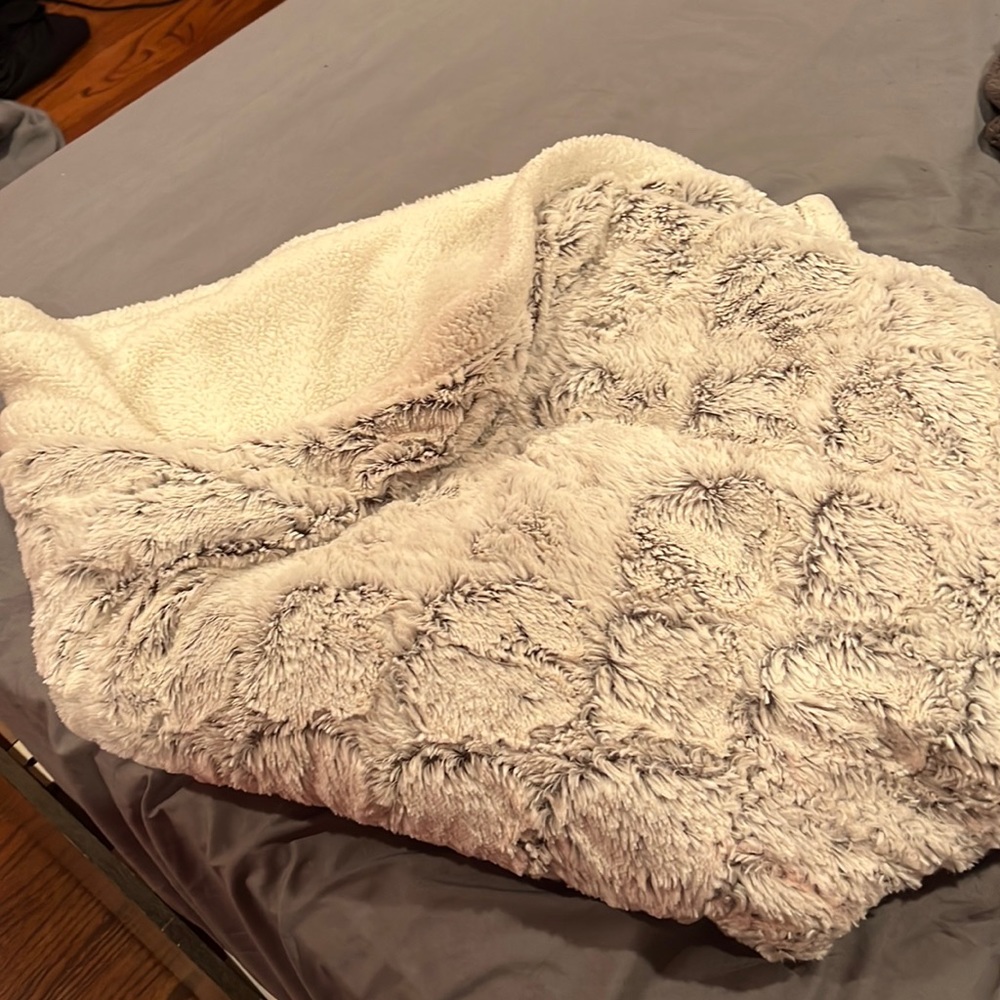 White grey throw blanket